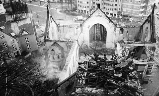 Luftaufnahme: Aus dem Hubschrauber heraus entstand dieses Bild der ausgebrannten Bartholomäuskirche. - Foto: Siegfried Niemann