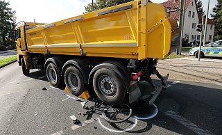 Der gelbe Schüttgutkipper bog nach rechts in die Jöllenbecker Straße ab. Die Pedelec-Fahrerin rechts neben sich, hatte der Fahrer nicht wahrgenommen. - Wolfgang Rudolf