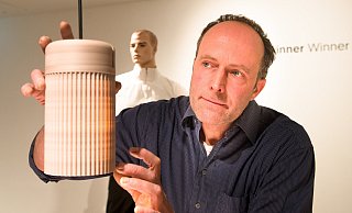 Ein 3D-Drucker hat dem Kunststoff aus Avocadokernen eine Lampenfassung erstellt. - ralf bittner