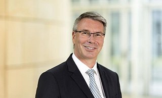 Der SPD-Landtagsabgeordnete Christian Dahm ist mit den Antworten der Bahn zum Trassenbauprojekt zwischen Bielefeld und Hannover nicht zufrieden. - SPD