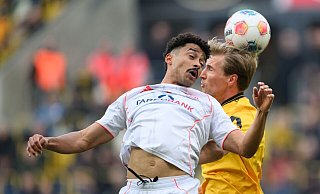 Der Düsseldorfer Emmanuel Iyoha (l.) wurde im Spiel in Dresden rassistisch beleidigt. - Robert Michael/dpa