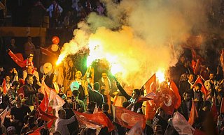 Anhänger der Mitte-Links-Partei CHP feiern vor dem Rathaus in der türkischen Hauptstadt Ankara. - Ali Unal/AP/dpa