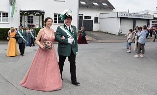 Gute Stimmung in Borlinghausen mit Schützenkönigin Christina Bolte, Schützenkönig Bernhard Bolte und ihrem Gefolge, das viele Besucher in den Ort lockte. - Verena Schäfer-Michels
