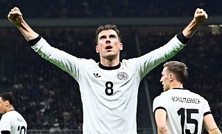 In der Pose eines Siegers: Leon Goretzka feiert gegen Italien. - Domenico Cippitelli/LiveMedia-IPA/ZUMA Press Wire/dpa