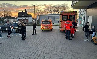Feuerwehr und Polizei, Rettungswagen und Notärzte waren wegen des Reizgas-Alarms an den Supermarkt in Holzminden alarmiert worden. - FFW Holzminden