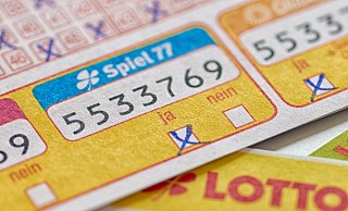In dieser Woche gibt es eine spannende Sonderauslosung bei Spiel 77: Gewinnzahl und „Ja"-Kästchen für die Zusatzlotterie sind unten auf dem Spielschein zu finden. - © Schlag & Roy GmbH
