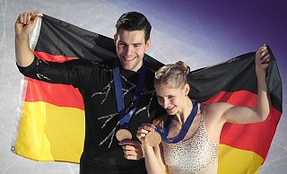 Nikita Wolodin (l) und Minerva Hase (r) holten erstmals seit 2011 wieder Gold für Deutschland bei einer Eiskunstlauf-EM. - Sergei Grits/AP/dpa