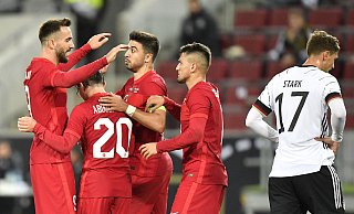Anfang Oktober holte die Türkei in einem Testspiel gegen Deutschland ein 3:3. Kenan Karaman (l.), der bei Fortuna Düsseldorf unter Vertrag steht, gelang damals der Ausgleich. Am 6. Juni 2021 könnten Karaman und Co. nun in Paderborn auflaufen. - picture alliance