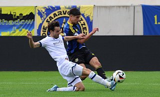 Arminia-Kapitän Christopher Lannert (links) grätscht und kommt vor dem Saarbrücker Amine Naifi an den Ball. - IMAGO/Fussball-News Saarland