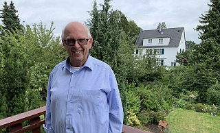 Nachdem er vor zwei Jahren seine berufliche Laufbahn beim Kirchenkreis Herford beendete, geht Wolfgang Rußkamp - hier auf seinem Balkon in Elverdissen - nun auch politisch in den Ruhestand. 21 Jahre lang war der heute 64-Jährige im Herforder Stadtrat, 17 Jahre davon als Fraktionsvorsitzender der CDU. - Natalie Gottwald