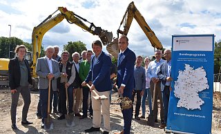 Offizieller Spatenstich: Architekt Bernard Hardick (vorne l.) und Bürgermeister Alexander Fischer (vorne r.) schaufeln symbolisch Steine und Erde. - Svenja Ludwig