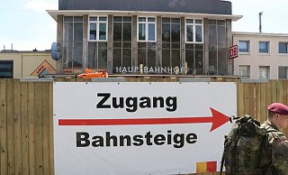 Eine Frau hat DB-Mitarbeiter am Paderborner Hauptbahnhof bespuckt und mit Kaffe beschüttet. - Holger Kosbab