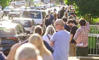 Lange Schlange am Wahlsonntag vor dem Paderborner Kreishaus. - Besim Mazhiqi