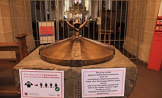 Gegen die Ansteckungsgefahr. Am Taufbecken der St.-Marien-Kirche in Steinheim hängen die derzeitig gültigen Regeln für den Gottesdienstbesuch. - David Schellenberg