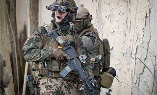 Bundeswehrsoldaten der Eliteeinheit Kommando Spezialkräfte (KSK) bei einer Häuserkampfübung mit Geiselbefreiung. Die KSK werden auch in der Terrorismusbekämpfung eingesetzt. - Symbolfoto: picture alliance / dpa