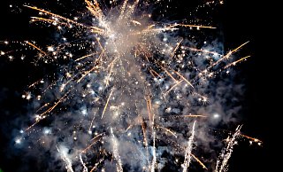 Feuerwerk in Städten ist umstritten. Es gilt Schönheit und Lebensfreude gegen Stress, Dreck und Lärm abzuwägen. - Pixabay