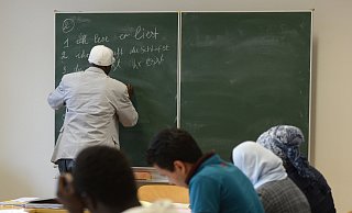 Geld für Flüchtlinge: Tönnies will Sprachkurse für 320 Asylbewerber finanzieren. - DPA