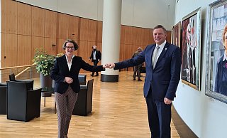 Ministerin Ina Scharrenbach und Matthias Goeken im Landtag in Düsseldorf. - Büro Goeken