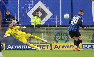 Florent Muslija nutzte in der 73. Minute ein Elfmeter-Geschenk des Hamburger SV, um per Strafstoß den 2:2-Endstand zu markieren. HSV-Keeper Daniel Heuer Fernandes blieb machtlos. - imago images