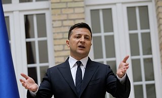 Wolodymyr Selenskyj, Präsident der Ukraine, gestikuliert während einer Pressekonferenz. - Foto: Lewis Joly/AP/dpa/Archiv
