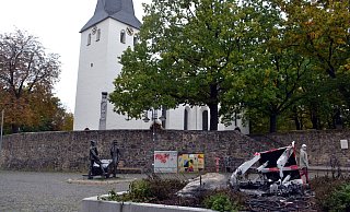 Umrandet von einem Beet hatte die fast 4 Meter hohe Kerze bisher auf dem Rathausplatz, zwischen Rathaus und Laurentiuskirche, gestanden. - Katharina Eisele