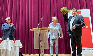 "Ich nehme die Wahl an": Stefan Schwartze kurz nach dem Votum. Neben ihm stehen Petra Binnewitt, die die Versammlung leitet, und Ulrich Rolsmeyer. - Jobst Lüdeking