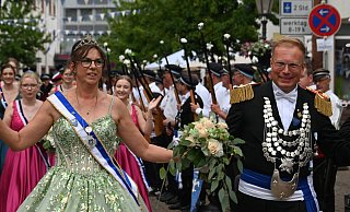 Genießen ein letztes Mal das Bad in der Menge: das amtierende Königspaar Peter Riepe und Karin Latzel. - Thomas Kube