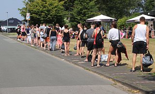 Schlangestehen hieß es auch gesten wieder vor dem Freibad in Elverdissen. - Alexander Graßhoff