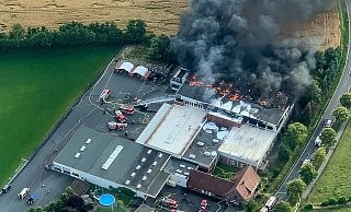 Aus einem Cessna-Flugzeug heraus konnte der Fotograf Handyaufnahmen vom Kampf der Feuerwehr gegen die Flammen in Rietberg-Varensell machen. - Christian Mathiesen