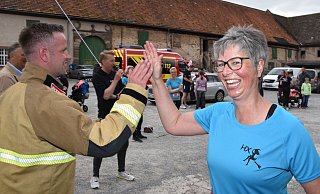 Organisator und Feuerwehrmann Mathias Schmidt wartet im Corveyer Domänenhof, um jeden einzelnen Teilnehmer im Ziel abzuklatschen. - Thomas Kube
