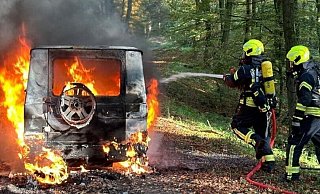 An der Einsatzstelle angekommen brannte das Fahrzeug der Marke Mercedes bereits lichterloh. - Feuerwehr Borgholzhausen