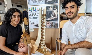 Zahra Tahmasbi und Arash Makthari sind die Sieger mit ihrer an eine Abschussrampe erinnernde Turmkonstruktion. - Burkhard Battran