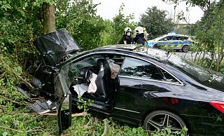 Total zerstört kam das Mercedes E-Klasse-Coupé aus Schlangen an einem Baum neben der Benhauser Straße zu stehen. - Ralph Meyer