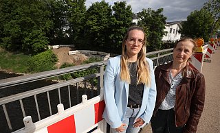 Gesa Hammon, Pressesprecherin der Stadtwerke (l.), und Susanne Brants, Geschätsbereichsleiterin fürs Trinkwasser, stehen auf der Werrebrücke an der Eidinghausener Straße. Im Hintergrnd die Baustelle für die Reparatur des defekten Werre-Dükers. - Jörg Stuke