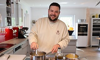 Im April 2024 hat Gianluca Fleer die Bünder Kochschule "taste it!" übernommen. Dort bietet er verschiedene Koch-Events an - und steht dabei oft selbst mit am Herd. - Shannon-Lee Bendig