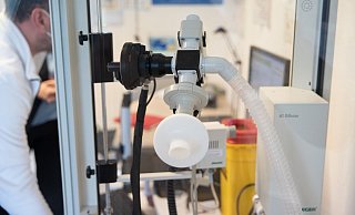 In einer Klinik steht ein Bodyplethysmographen zur Untersuchung von Lungenparametern. - Foto: Friso Gentsch/dpa