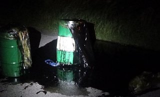 Die beiden ausgelaufenen Ölfässer in der schwarzen Lache. - Polizei Bielefeld