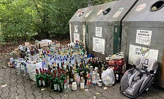 Ein Beispiel von vielen: Vor den überfüllten Glascontainern am Meierteich werden leere Flaschen aufgereiht, weil die Container nicht rechtzeitig geleert wurden. - Michael Schläger