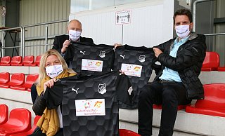 Präsentieren das neue Outfit: Theesens Vorstandsvorsitzender Heinz-Werner Stork, Torwarttrainer Johannes Ludwig und Anke Brandwein, Geschäftsführerin des Vereins Bunter Kreis OWL – Sonnenblume e.V. - Nicole Bentrup