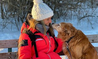 Mensch und Hund sind glücklich im Schnee. - Beate Salbert-Grieger