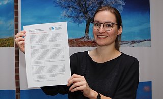 Katharina Willberg, Präventiosnberaterin der Kreispolizeibehörde Höxter zeigt den Brief an die Schüler und Eltern. - Polizei Höxter