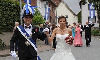 In einem wunderschönen, strahlend weißen Kleid: Königin Ulrike Bösser und ihr König Frank Bösser sorgten gemeinsam mit ihrem Hofstaat für eine tolle Stimmung beim Fest des Jahres. - Saskia Jochheim