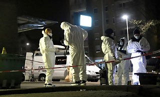 Nach den tödlichen Schüssen in Brackwede ermittelt die Mordkommission Haupt am Tatort. - Charlotte Mahncke