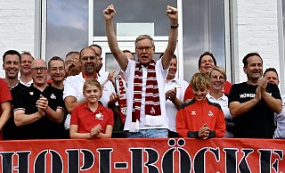 Geschafft: Sven-Georg Adenauer bei seinem Besuch des Fanclubs „Die HoPi-Böcke“ in Langenberg. - Wolfgang Wotke