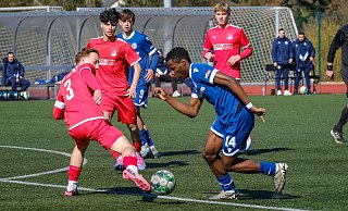 U17-Armine Ibrahima Fode Camara geht beim 2:0 im Landesliga-Derby gegen Theesens Louis Heck (l.) ins Dribbling. - Andreas Zobe