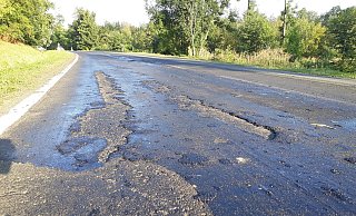 Die L 890 zwischen Ottbergen und Bosseborn geperrt worden. Der Asphalt hat sich durch die Hitze teilweise gelöst. - Simone Flörke