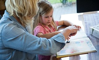 „Am wichtigsten ist, dass Eltern ihren Kindern Sicherheit vermitteln und viel Zeit mit ihnen verbringen", erklärt Michael Siniatchkin,Chefarzt der Klinik für Kinder- und Jugendpsychiatrie und Psychotherapie im Evangelischen Klinikum Bethel. - picture alliance