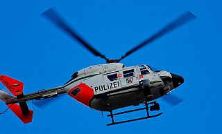 Nach einem Unfall auf der B 480 wurde eine Suchaktion nach einem möglichen Unfallopfer gestartet. Unterstützung kam auch aus der Luft.. - (Symbolbild) Pixabay
