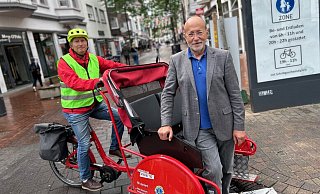 Eckhard Kröning (68, l.) und Rainer Jakobi (69) haben ältere und behinderte Menschen mit der Rikscha bis vor Kurzem trotz Verbots (im Hintergrund zu sehen) problemlos durch die Fußgängerzone kutschieren dürfen. Das ist nun nicht mehr möglich. - Christian Bröder