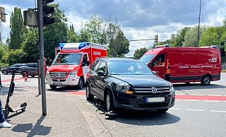Ein 83-jähriger Pkw-Fahrer übersah beim Abbiegen in Gütersloh zwei Jungen auf einem E-Roller. - Thorsten Heß